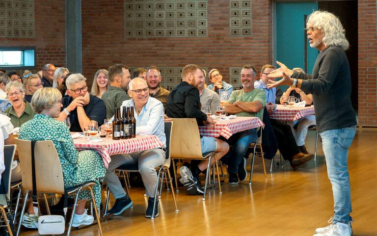 Eddie Szweda underholdt Østervrå med ølsmagning og standup