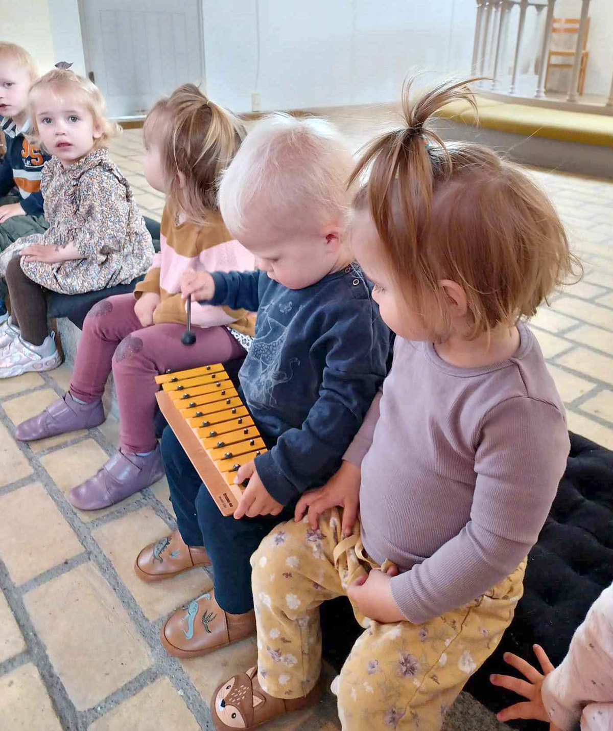 Musikalsk legestue med sang og sjove lege Musikalsk legestue med sang og sjove lege