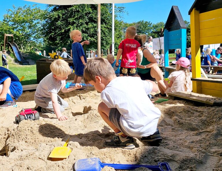 Gæster til sommersjov i Thorshøj Idrætsbørnehus