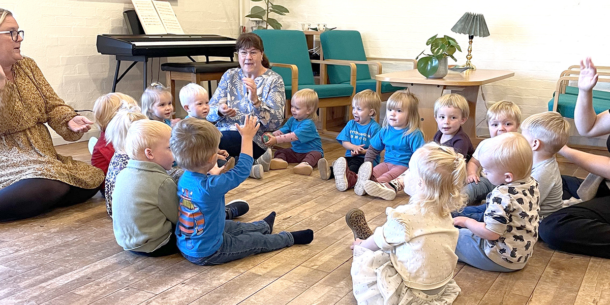 Livlige småbørn og kærlighedskage i Aktivitetscentret Livlige småbørn og kærlighedskage i Aktivitetscentret