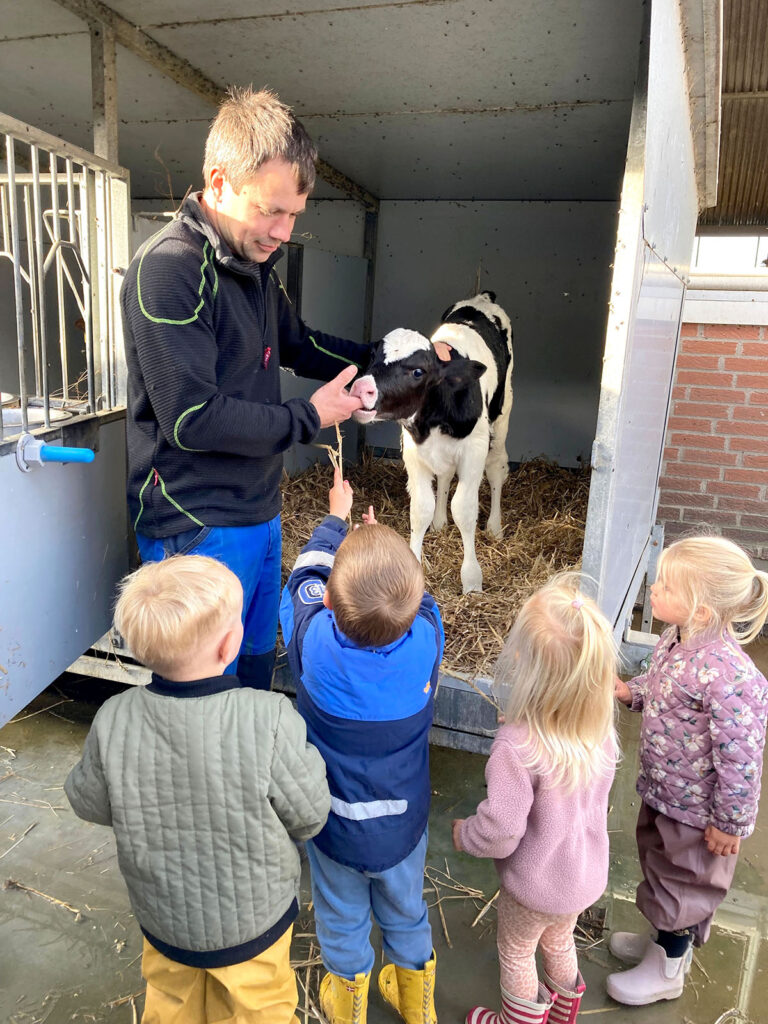 Axel inviterede dagplejen hjem på bondegårdsbesøg