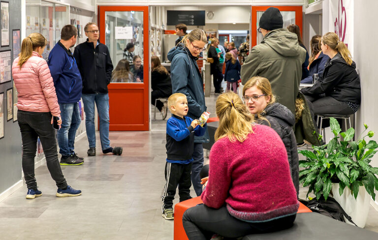 Godt 110 børn og unge havde en fest i Svømmehallen