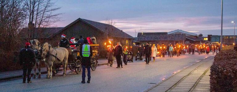 Flot opbakning til juleoptog, sang og risengrød i Østervrå