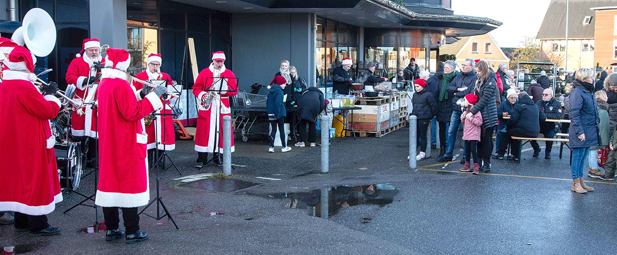 Juletræer, gløgg, æbleskiver og klejner gik som varmt brød i Østervrå Juletræer, gløgg, æbleskiver og klejner gik som varmt brød i Østervrå