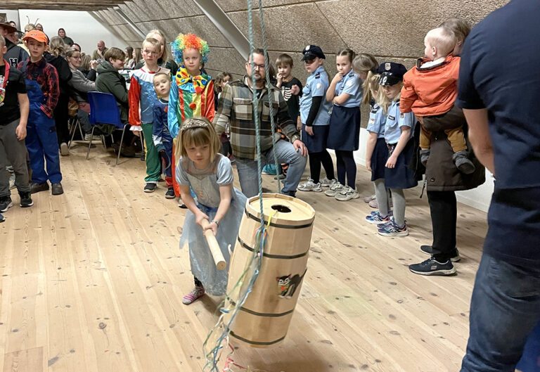 Farverig fastelavnsfest fyldteSkæve kirke med glæde