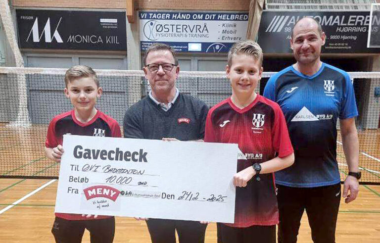 Meny Østervrå støtter ØVI Badminton med 10.000 til nyt udstyr