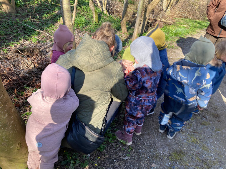 Dagplejebørn på vellykket jagt efter påskeharen