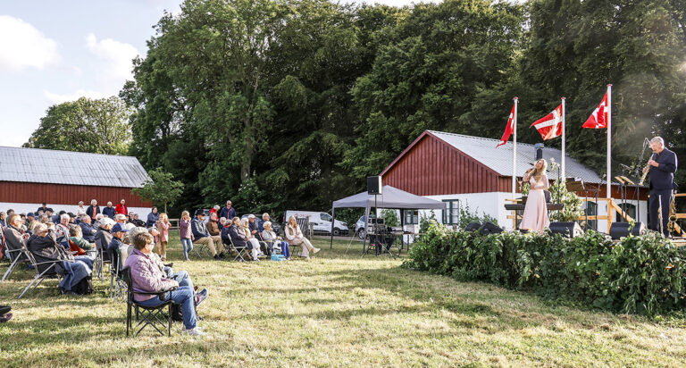 Sang, fællesskab og flammer skabte magi ved Gjersholt Sø