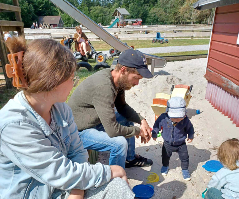 Børn og voksne på farten hos De private Pasningsordninger