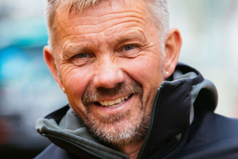 Kom med Johnny Løgtved bag kulissen på de største cykelløb