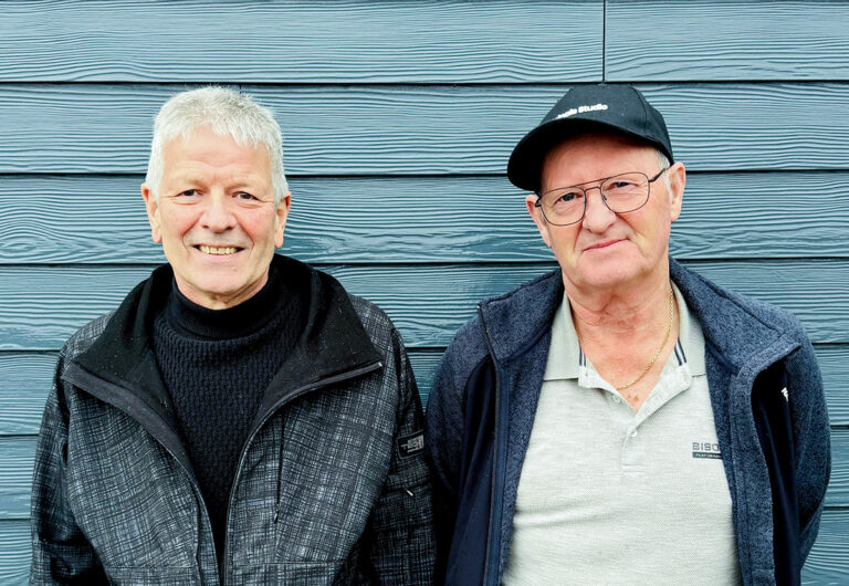 Mogens og Karsten sørger for, at avisen er klar i standerne