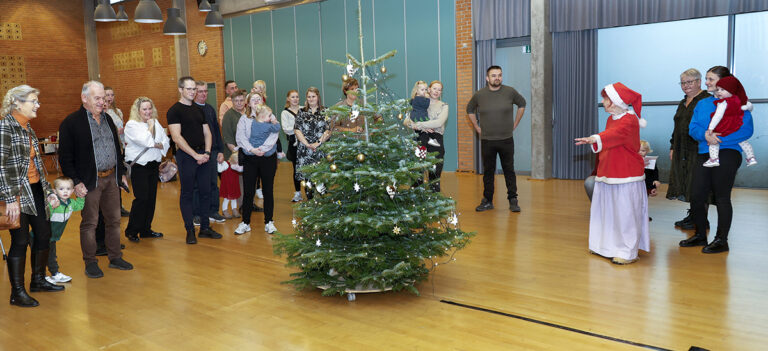 Juletræsfest med lokal sponsorstøtte gjorde stor lykke hos de kommunale dagplejere