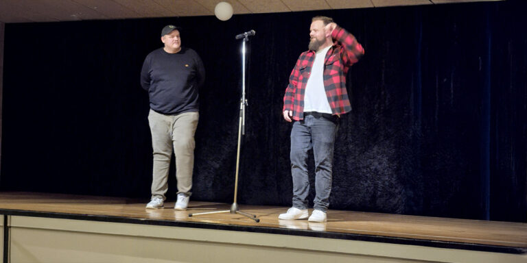 Stand up fik latteren frem i Lendum