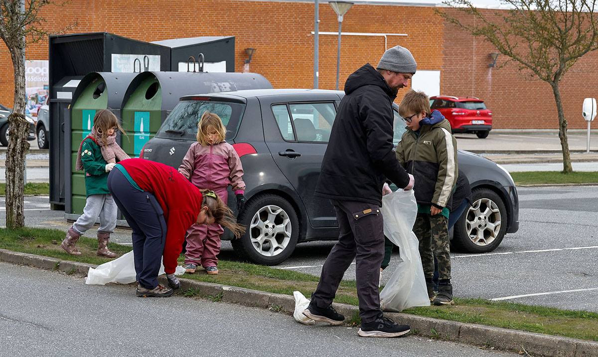 En flot fælles indsats om at gøre Østervrå ren En flot fælles indsats om at gøre Østervrå ren