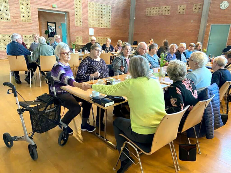 86 spiste-sammen før påske hos Østervrå Seniorer