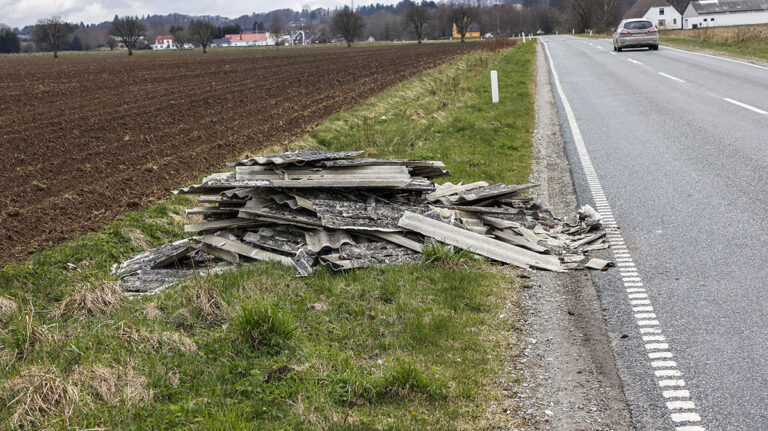 Tagplader aflæsset i vejkanten
