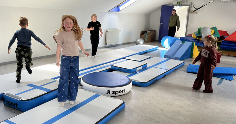 Hoppende glæde på Bødkergården efter flot donation 