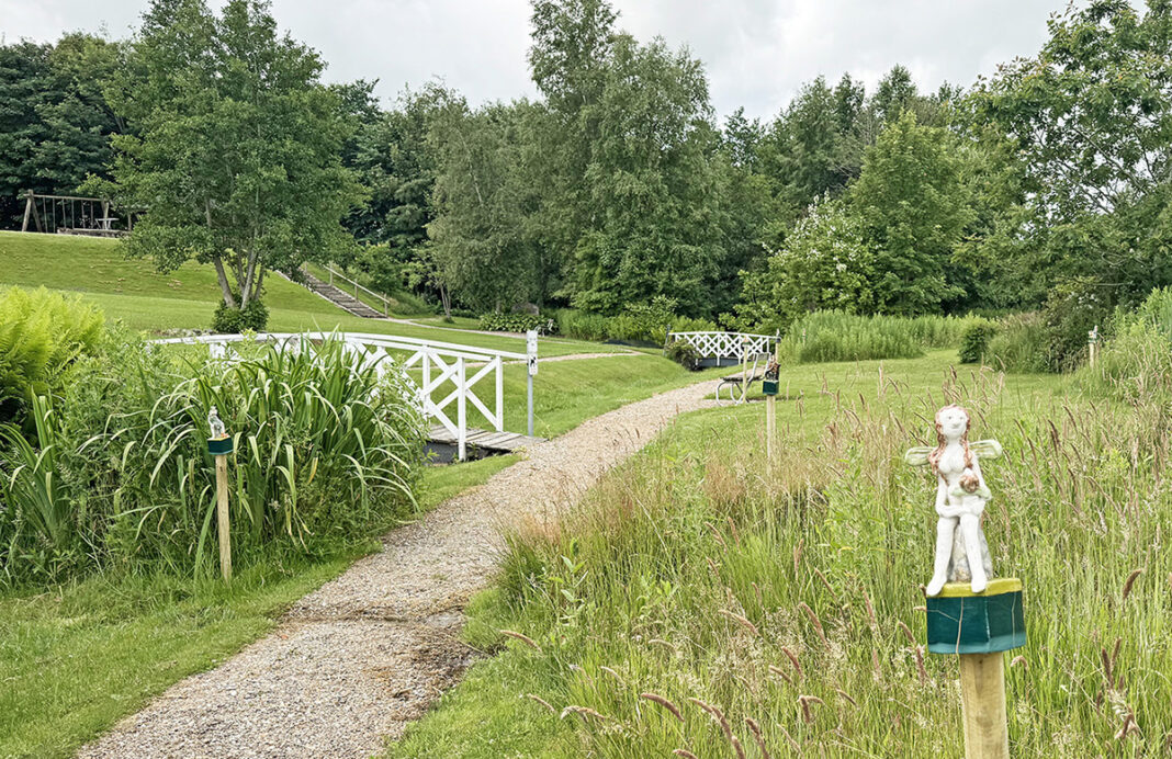Eventyrligt univers har hen over natten indtaget Østervrå Anlæg Eventyrligt univers har hen over natten indtaget Østervrå Anlæg