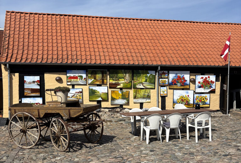 Kunstnerkoloni er rykket ind iDen Gamle Købmandsgård i Sæby