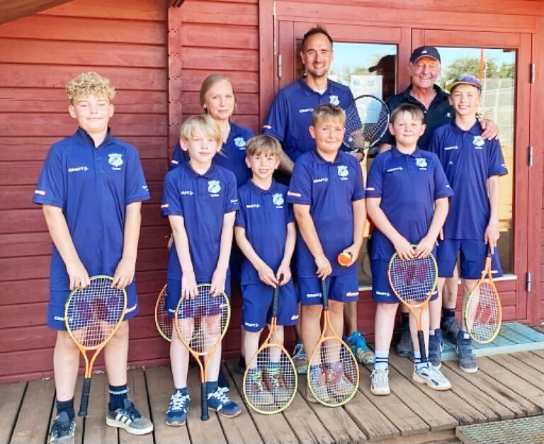 Nye spillerdragter til unge tennisspillere i Tårs-Ugilt IF