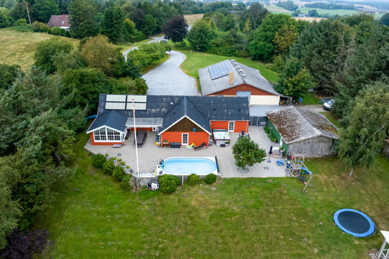 Skøn bolig i 1-plan og regulære udhuse på Trangetvej 355, 9830 Tårs