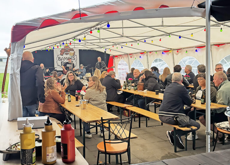 Årets sidste teltfest på Bamses Pub samlede omkring 100 gæster