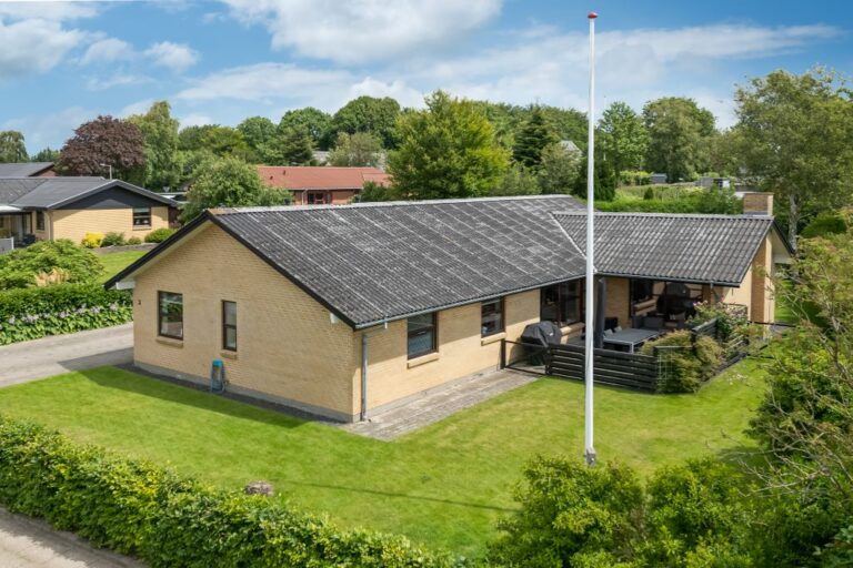 Nøddely 3, 9830 Tårs – Stilren og indbydende villa med moderne detaljer i attraktivt kvarter