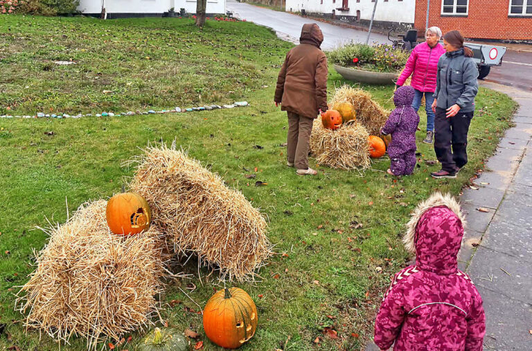 Vejret drillede – men halloweenhyggen blomstrede i Morild